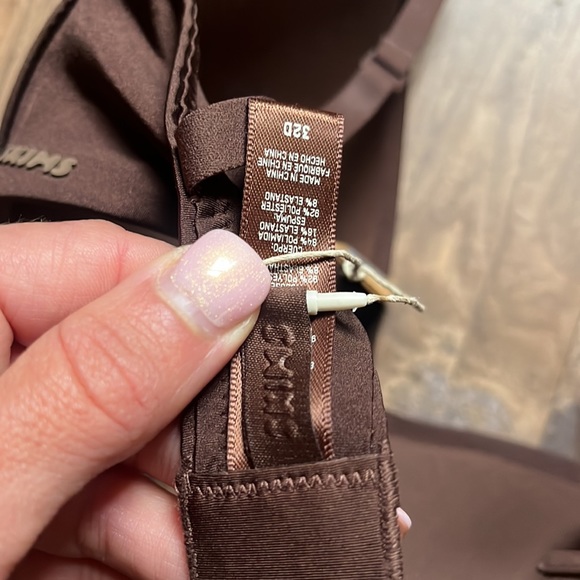 SKIMS Wireless Bra in Cocoa - Picture 6 of 8